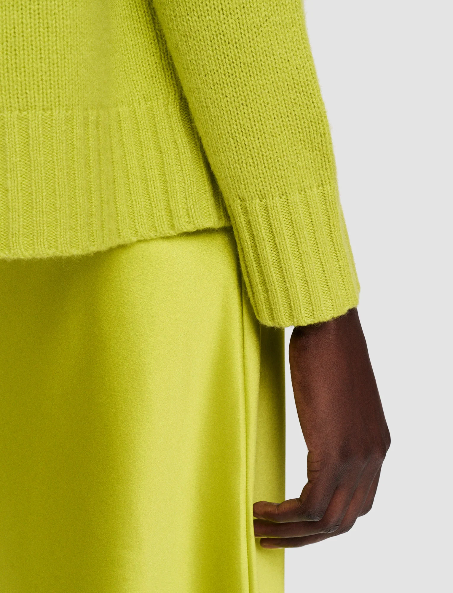 Open Cashmere V Neck Jumper - Image 5
